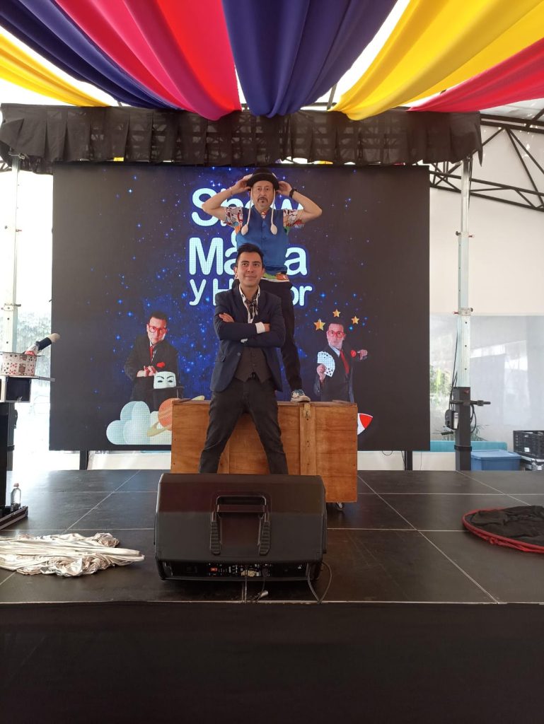 El mejor show par tu empresa Un show diseñado para empresas y eventos masivos , magia y humor de alto impacto